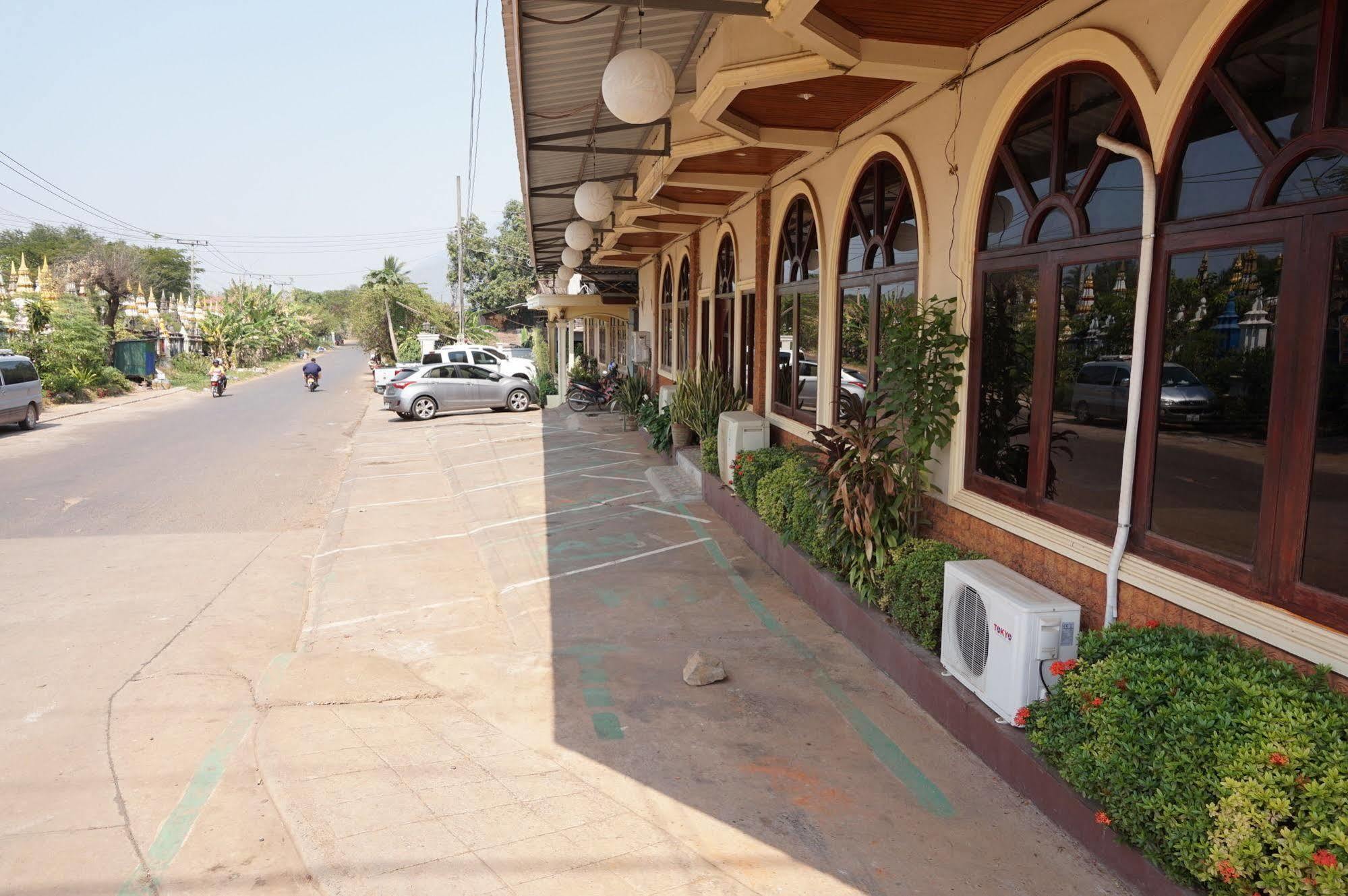 Hotel Dokkhoun Pakse Exterior foto